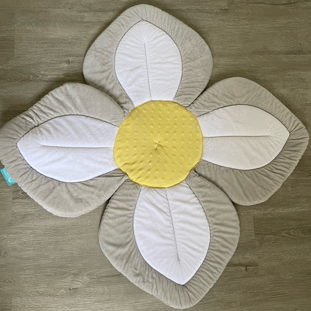 Blooming Baby bath lotus baby bath seat 0-6m and up. Grey and yellow.